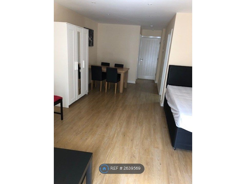 Property photo 2 of 6 Lounge/Bed Area