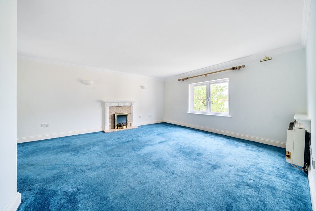Property photo 2 of 21 Living / Dining Room