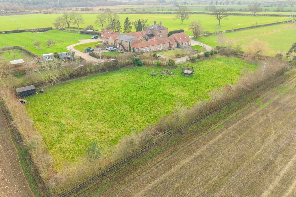 Property photo 3 of 27