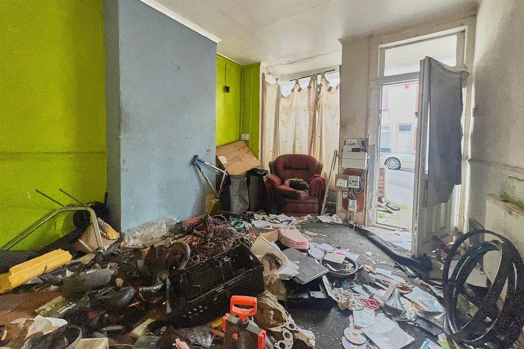 Property photo 2 of 11 Front Reception