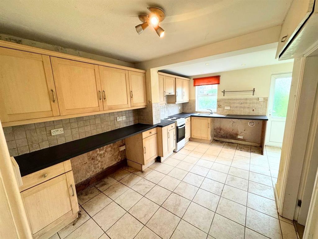 Property photo 3 of 17 Eldon Street - Kitchen (2).Jpg