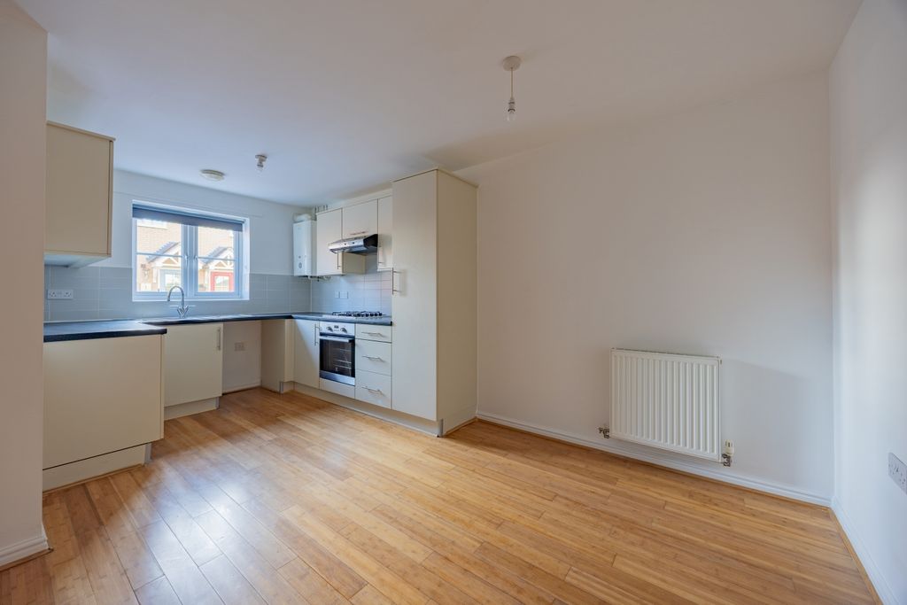 Property photo 2 of 25 Ewemove Taunton Saffin Drive (15)