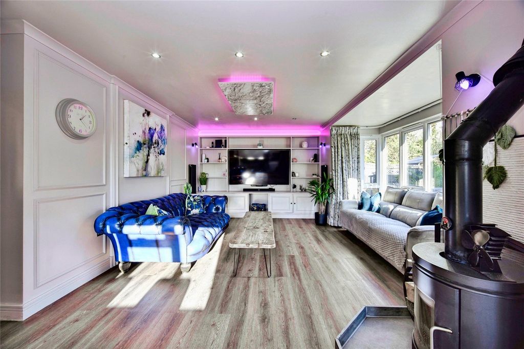 Property photo 3 of 26 Lounge