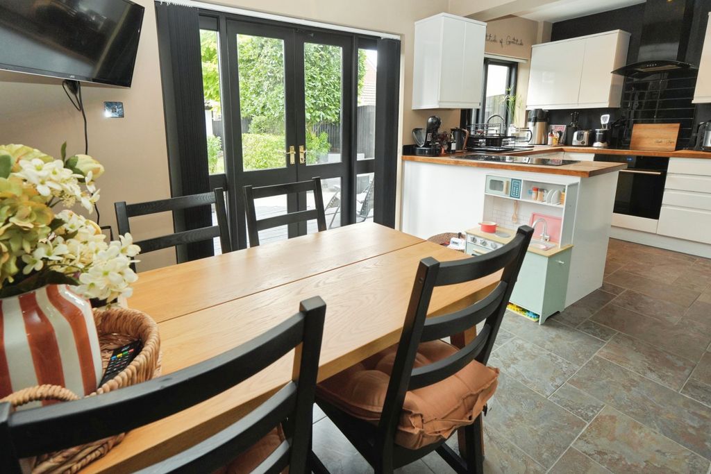 Property photo 2 of 23 Kitchen/Dining Room
