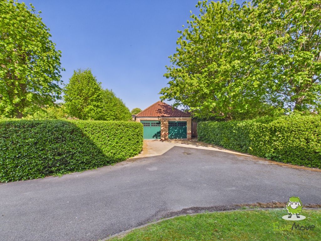 Property photo 2 of 36 Ewemove Estate Agents Basingstoke