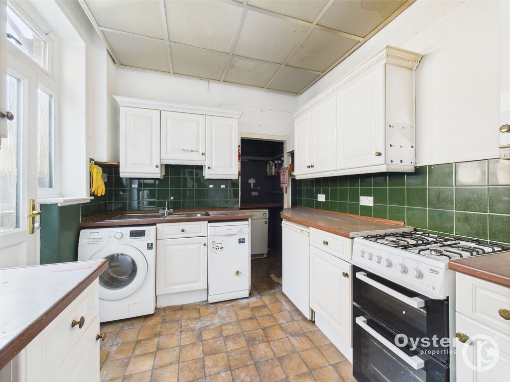 Property photo 3 of 19 Kitchen