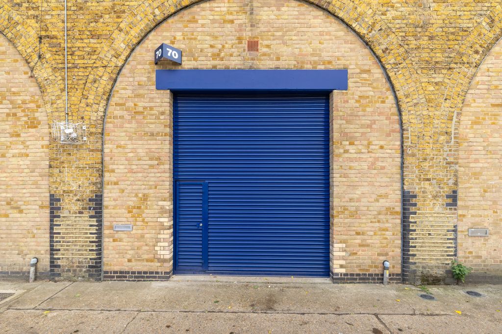 Property photo 1 of 3 The Front Of An Arch.