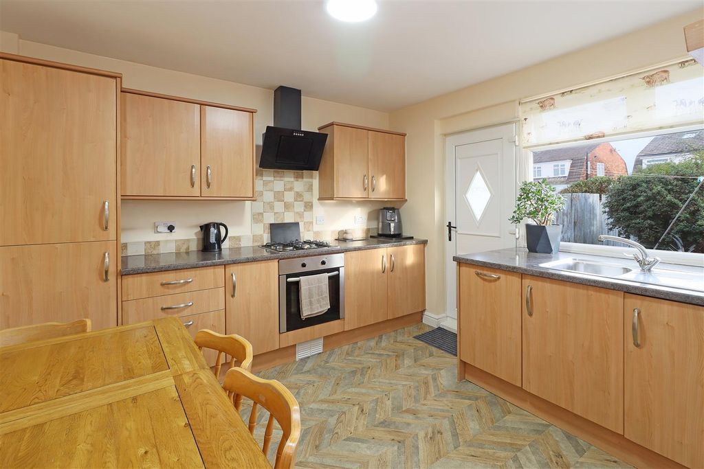 Property photo 3 of 7 Kitchen