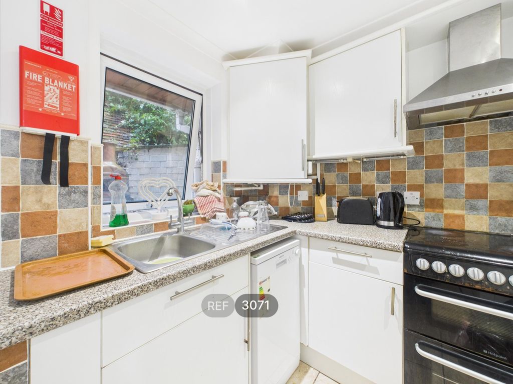 Property photo 3 of 27 Kitchen