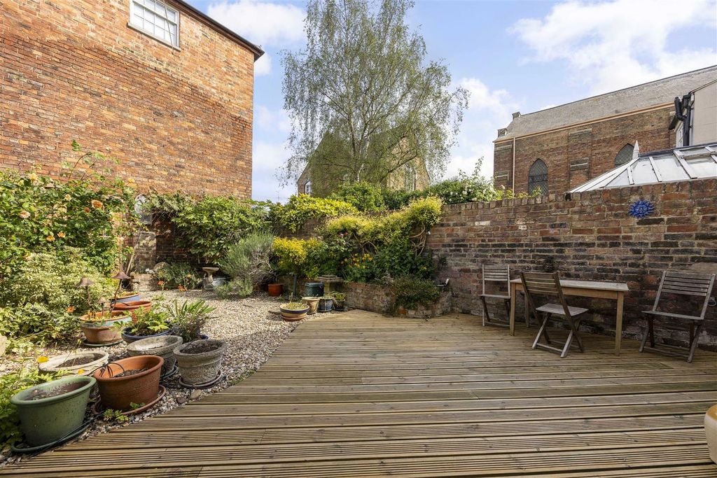Property photo 2 of 12 Garden