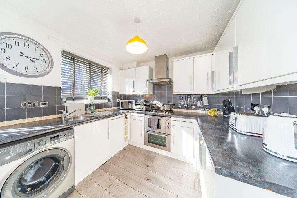 Property photo 3 of 18 3 Deanwood Close Kitchen.Jpg
