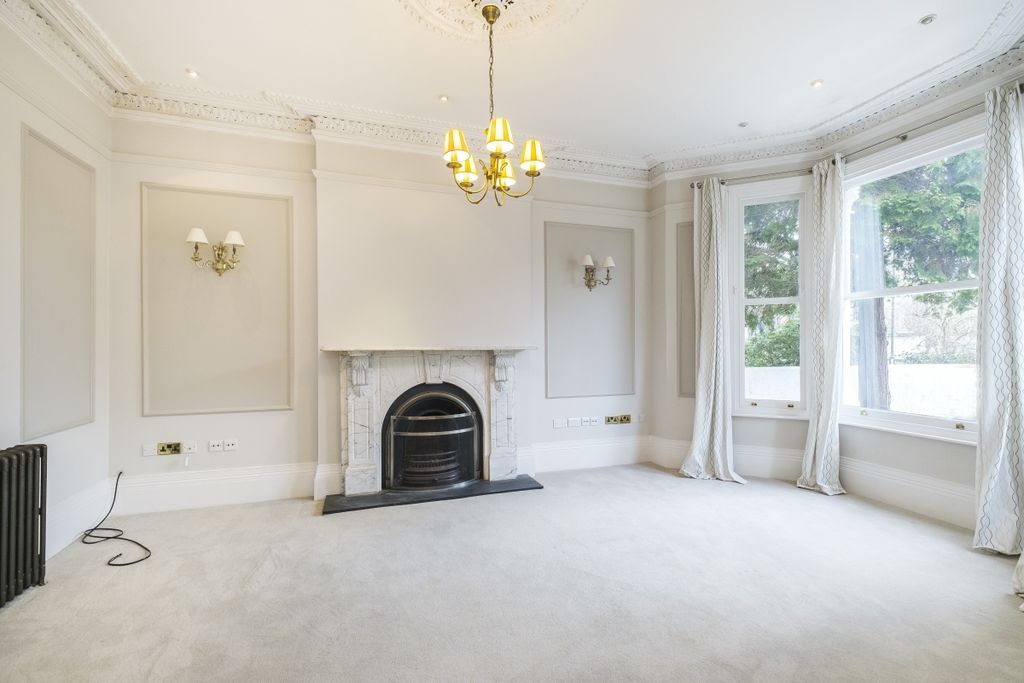 Property photo 2 of 28 Westcombe-Park-Ro...