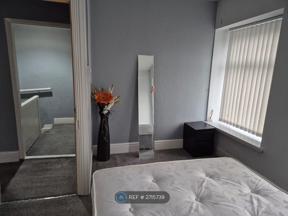 Property photo 3 of 17 Double Bedroom 1