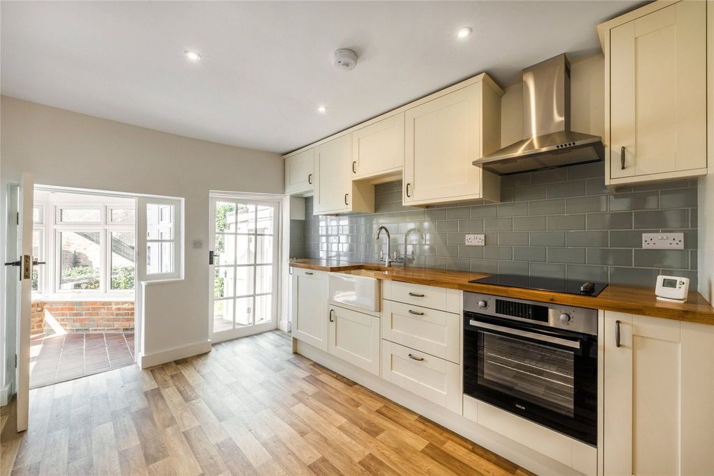 Property photo 2 of 11 Kitchen