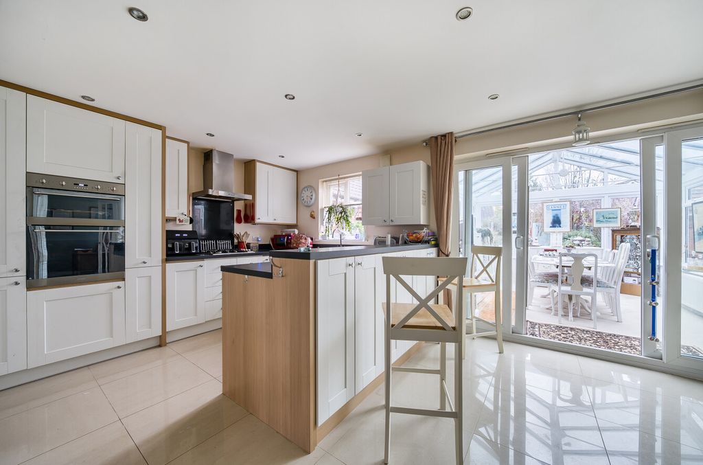 Property photo 3 of 24 1383461-11-692881...