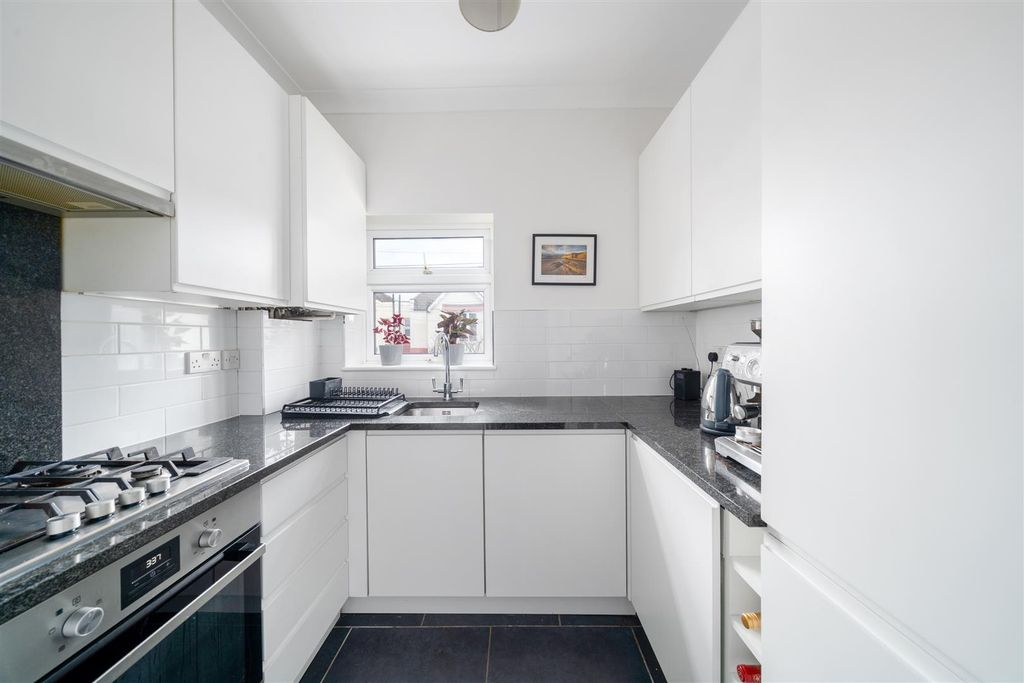 Property photo 2 of 12 Kitchen