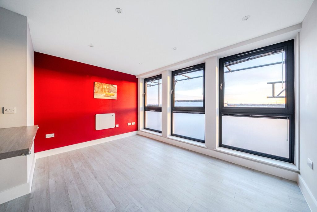 Property photo 1 of 10 Living Room