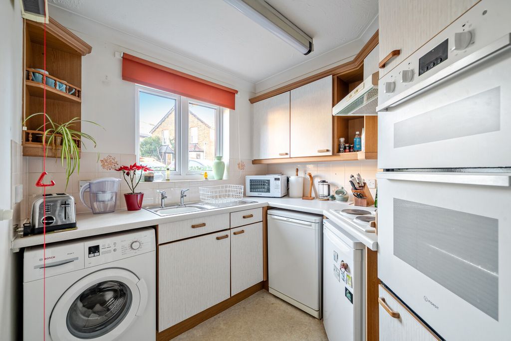 Property photo 3 of 9 1395402-7-695B854...