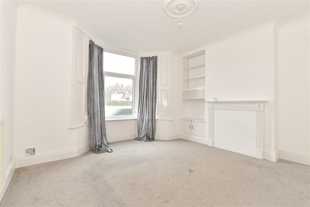 Property photo 3 of 11 Lounge