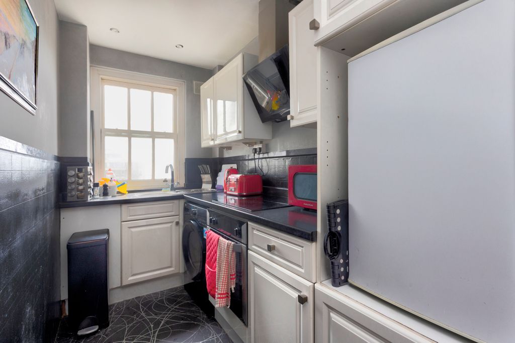 Property photo 3 of 10 Kitchen