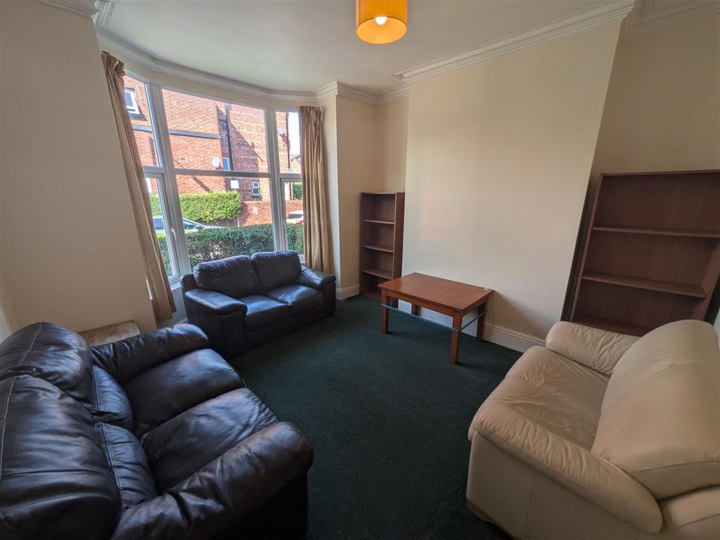 Property photo 2 of 16 Lounge