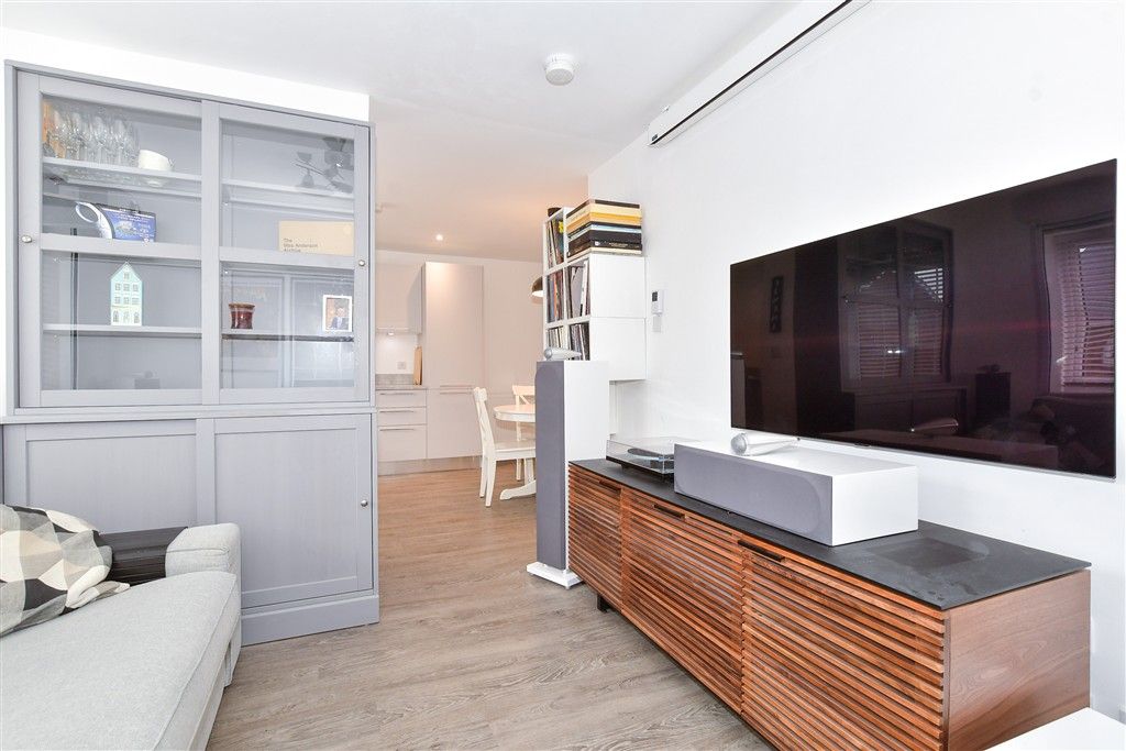 Property photo 2 of 7 Lounge