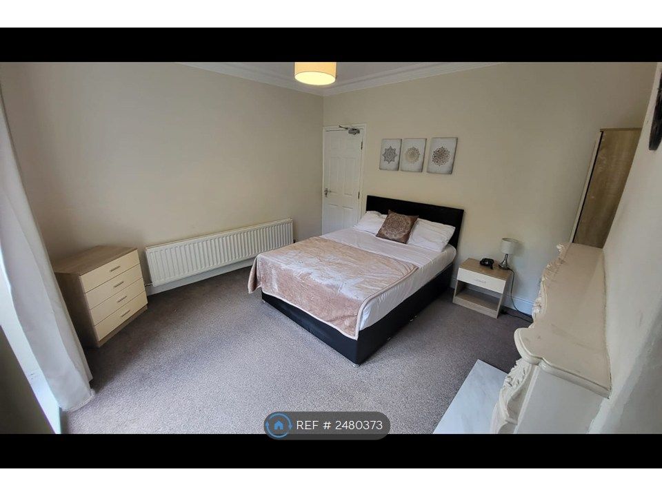 Property photo 3 of 10 Room 1 - Available
