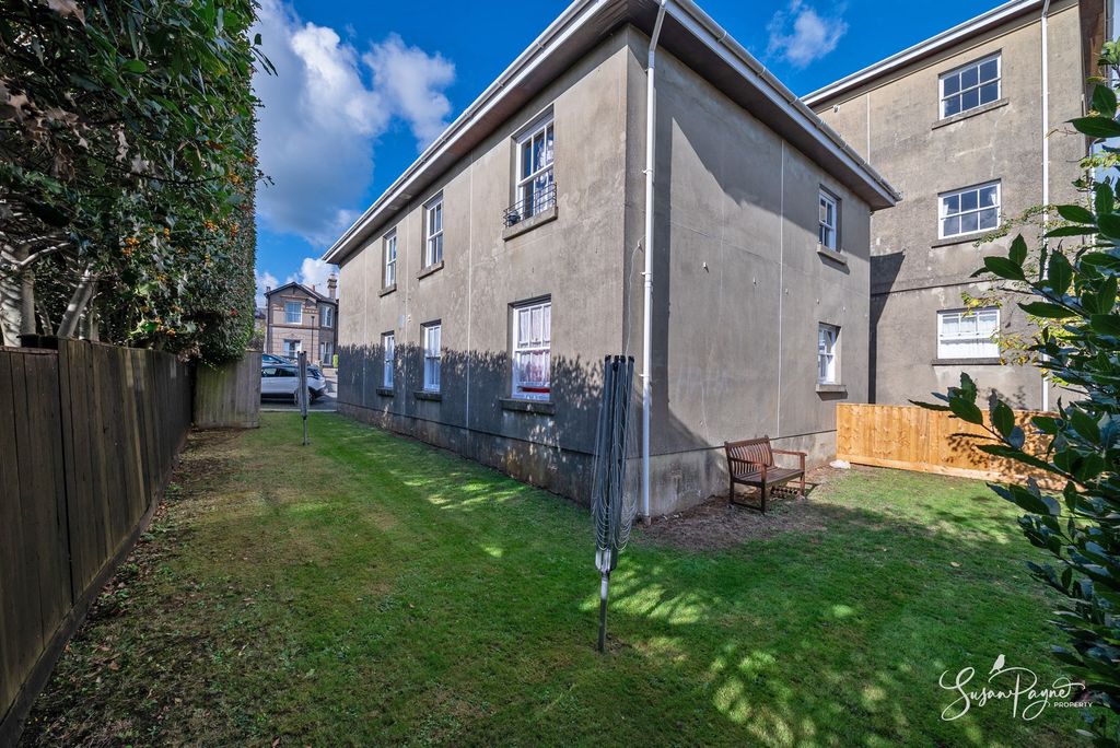 Property photo 2 of 18 Communal Garden
