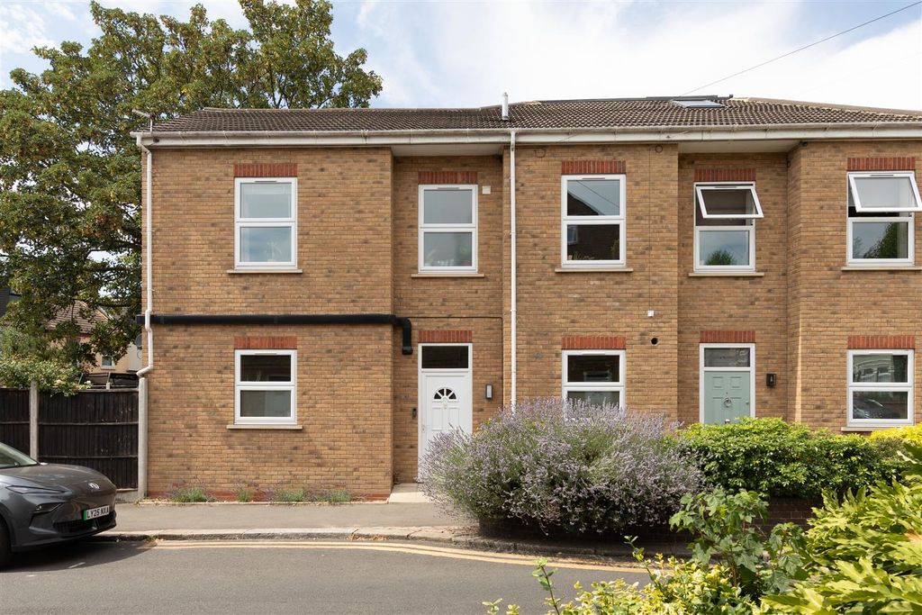 Property photo 1 of 35 St Georges Road, E10