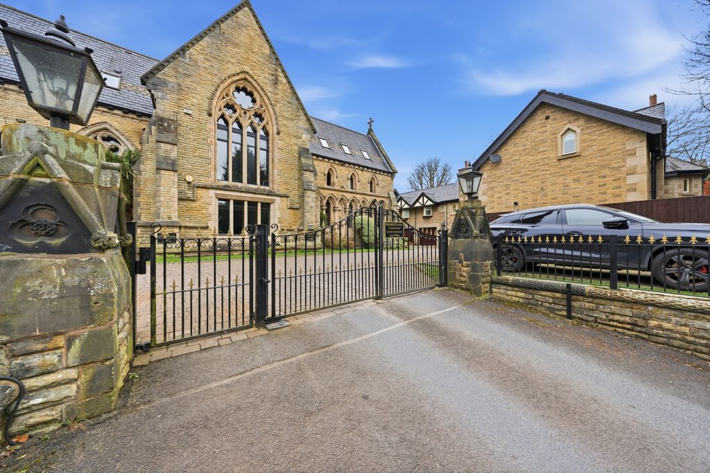 Property photo 3 of 27 Gated Entrance