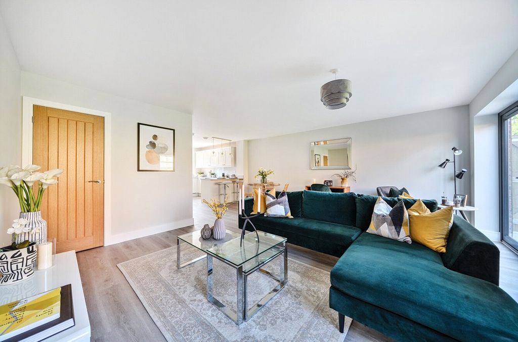 Property photo 3 of 11 Ightham Living