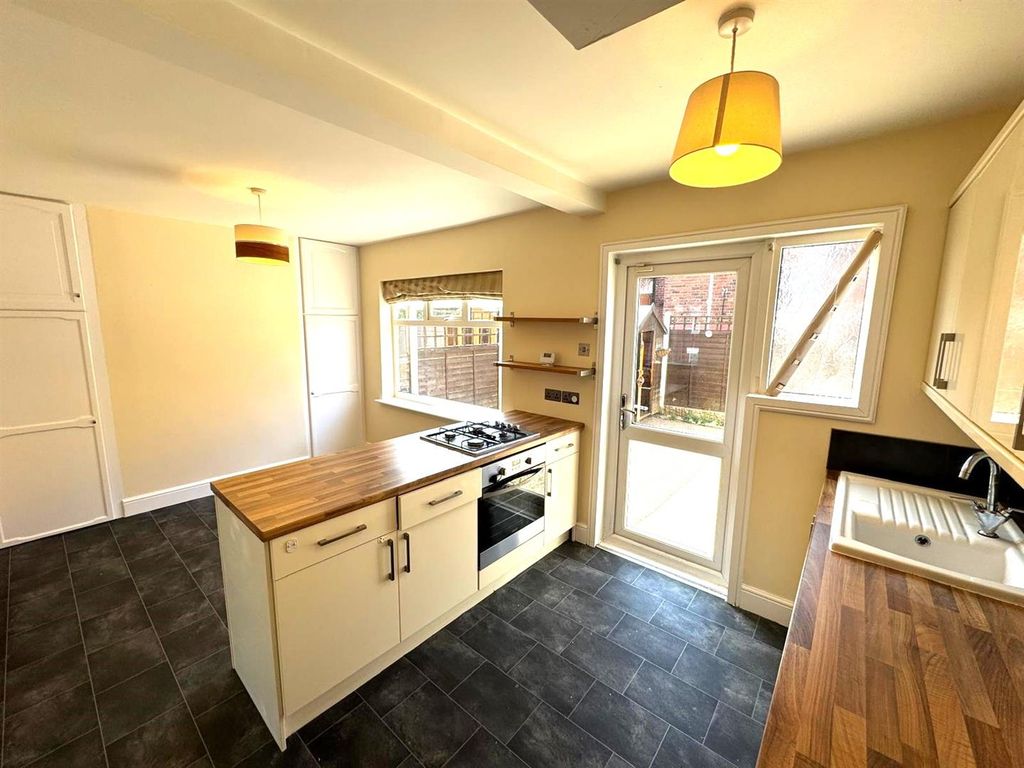 Property photo 3 of 11 Kitchen