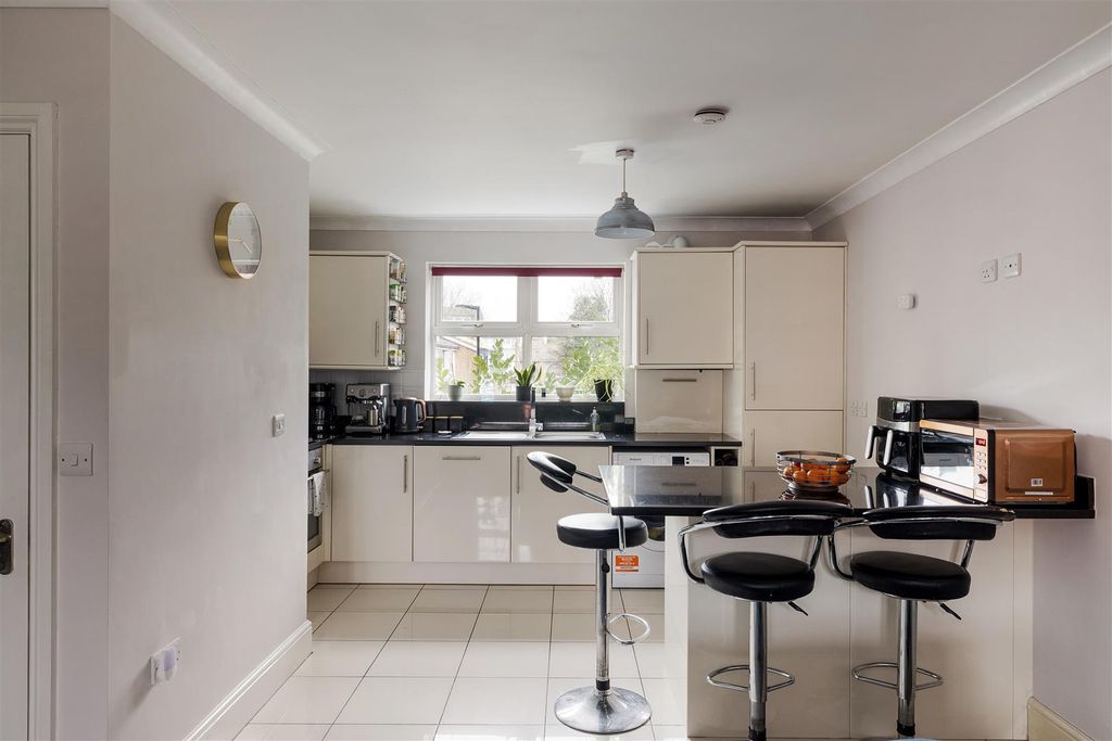 Property photo 3 of 18 Romford Road, E15