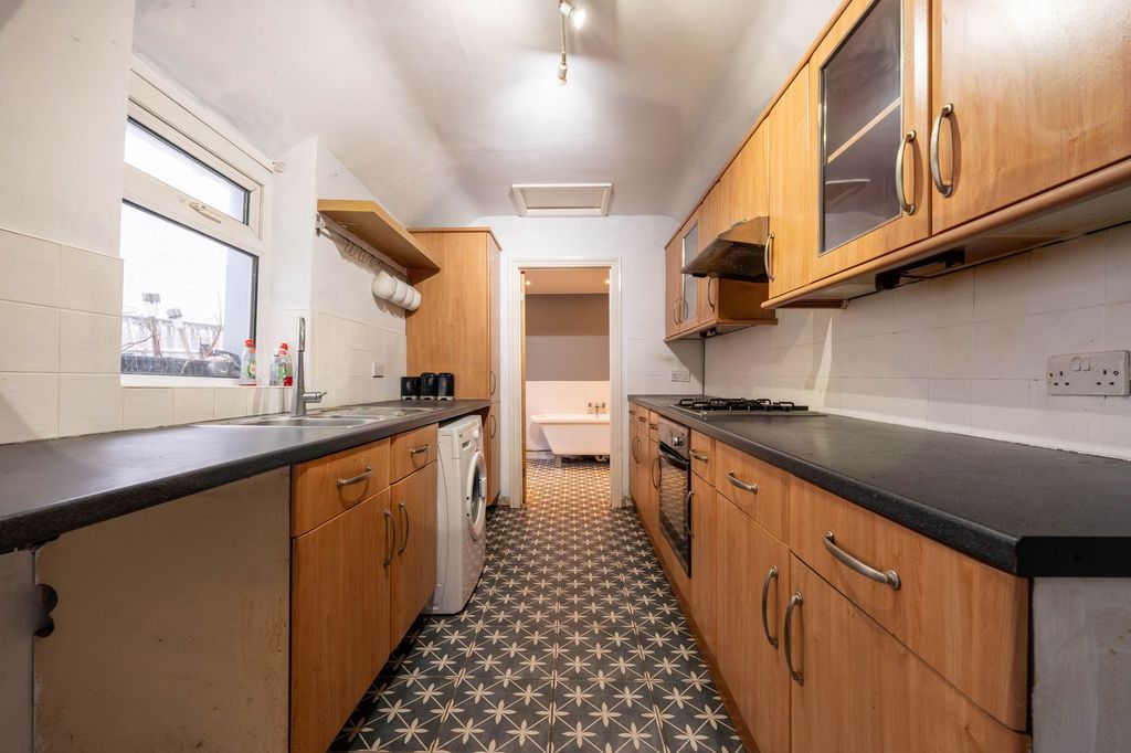 Property photo 2 of 25