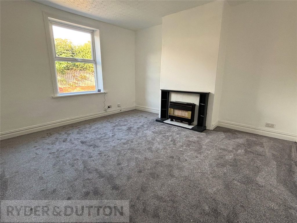 Property photo 3 of 13 Lounge