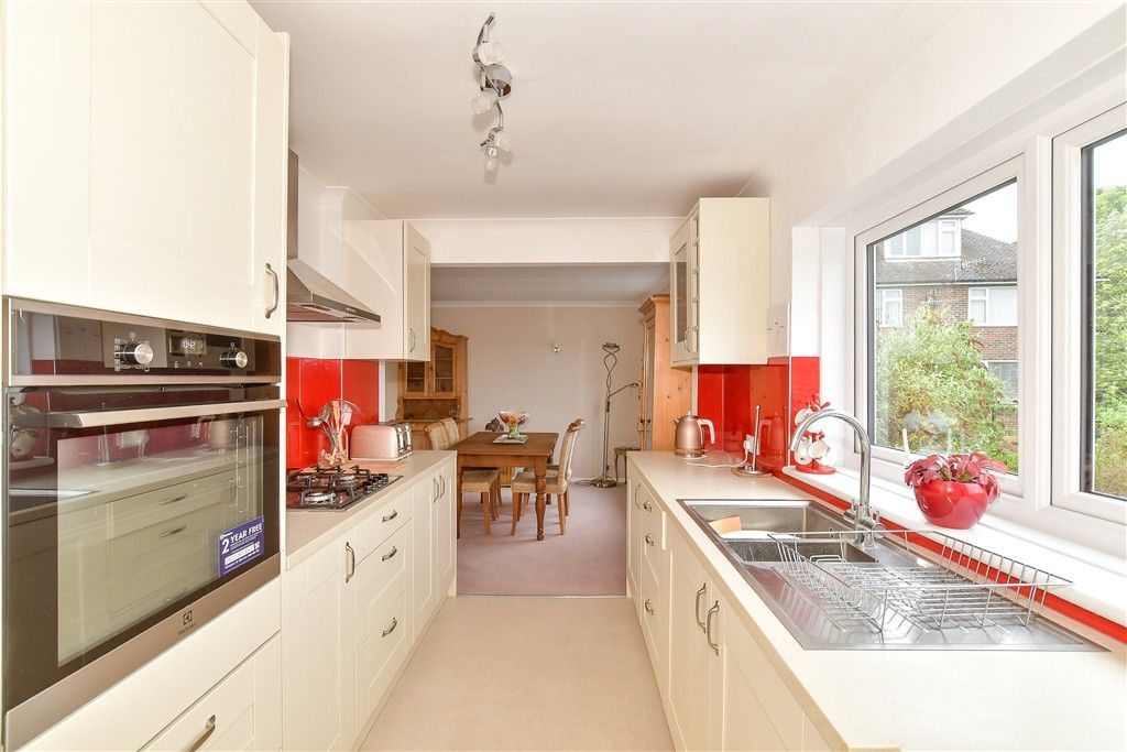 Property photo 3 of 9 Kitchen