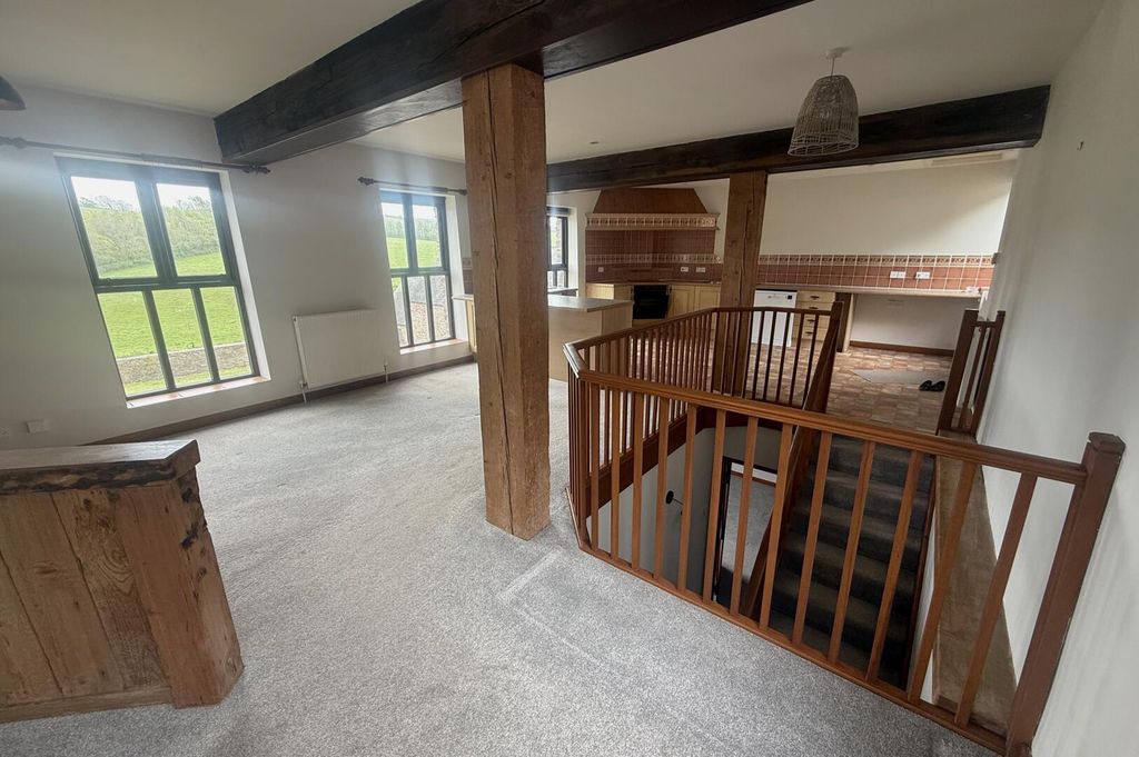 Property photo 3 of 12 Loft