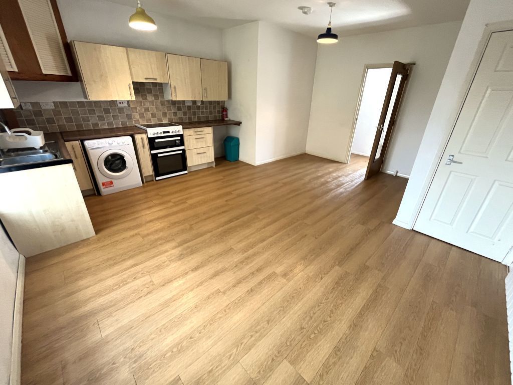 Property photo 3 of 8 Lounge/Kitchen