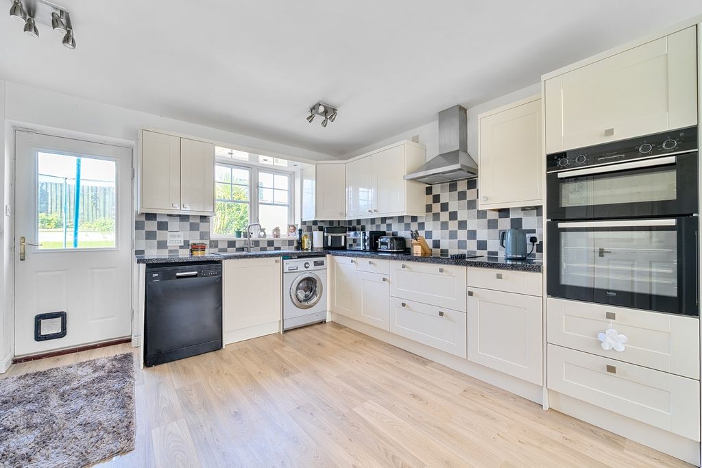 Property photo 3 of 22 1318103-15-686E985Cb0c9A