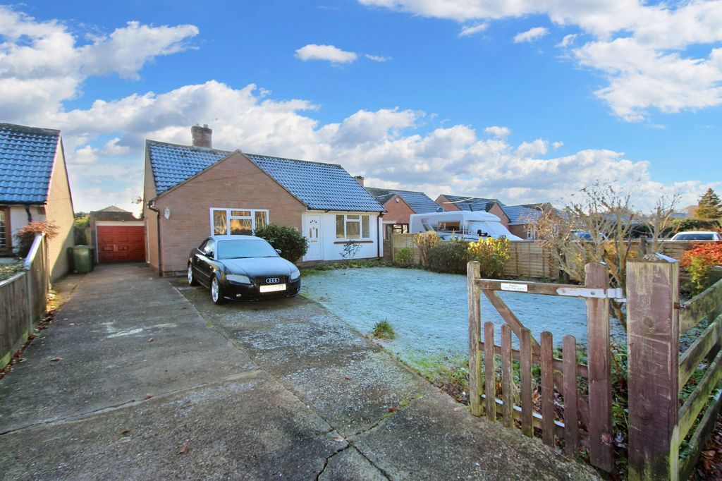 2 bed detached bungalow to rent Kingswood