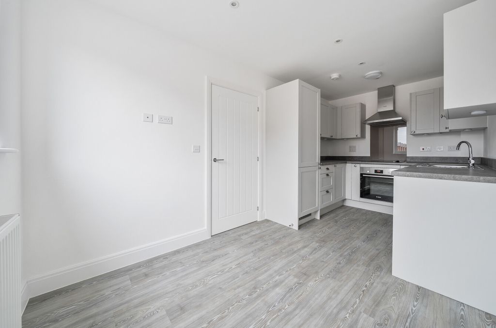 Property photo 3 of 12 1388560-18-69381c...