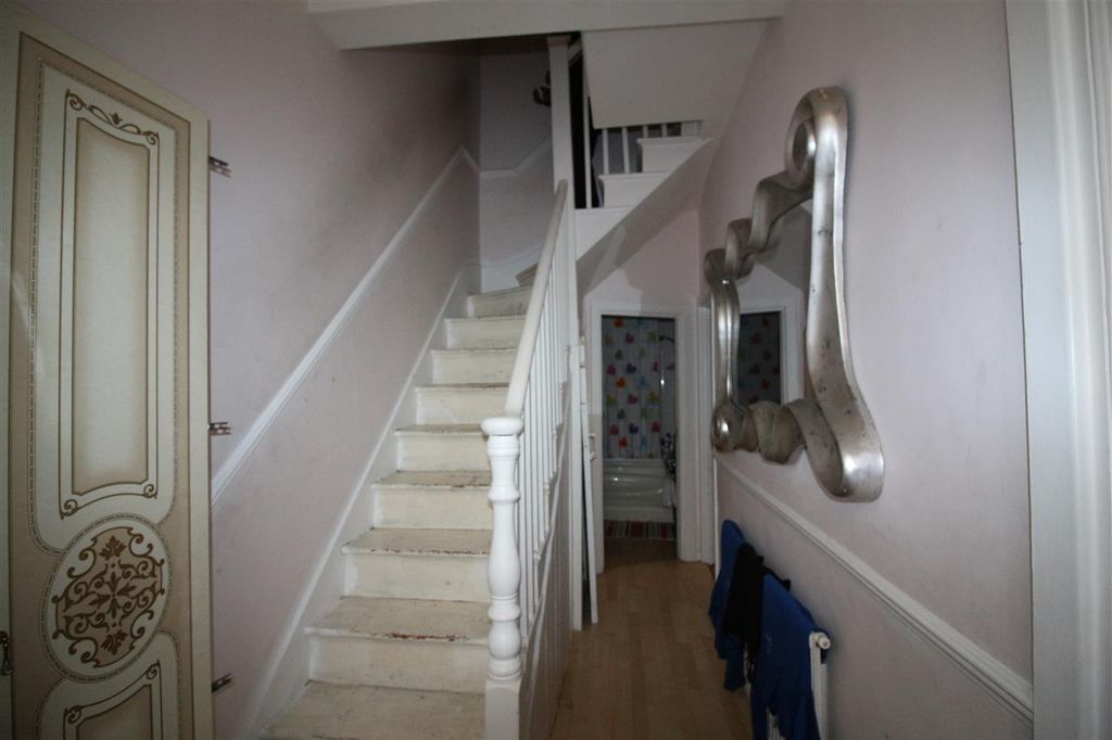 Property photo 2 of 10 Entrance: