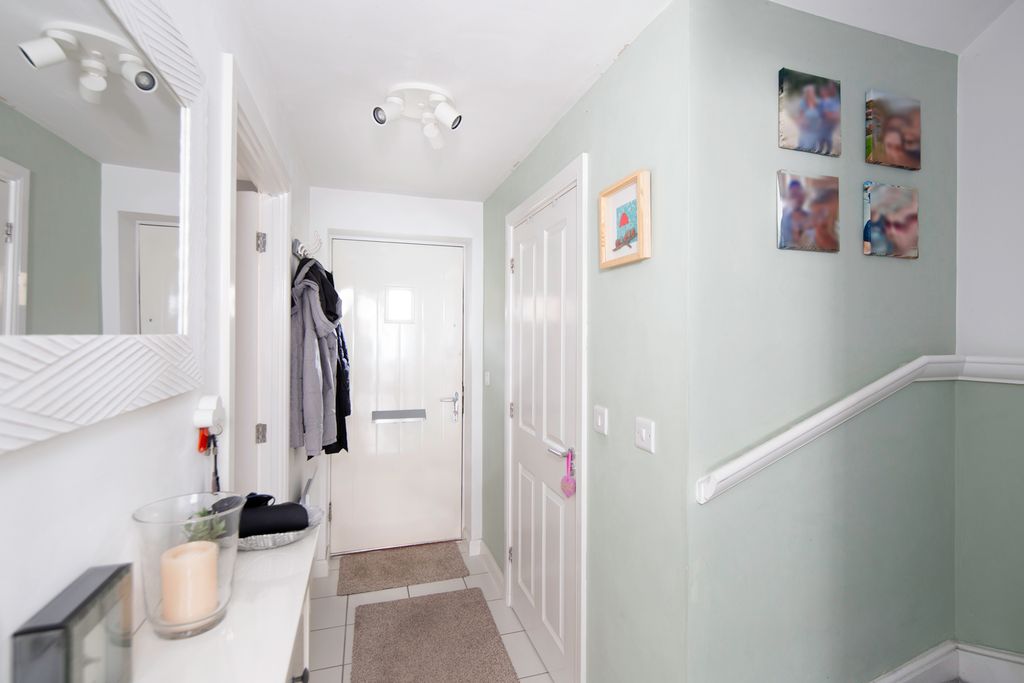 Property photo 2 of 26 Entrance Hall