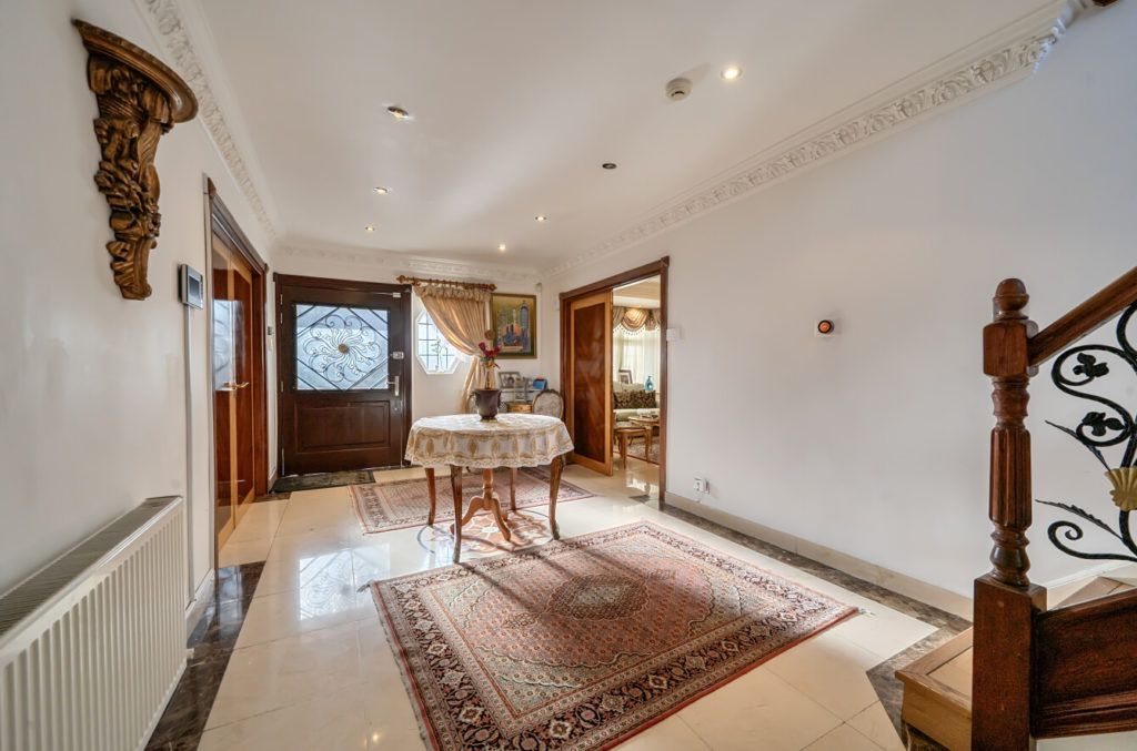 Property photo 2 of 23