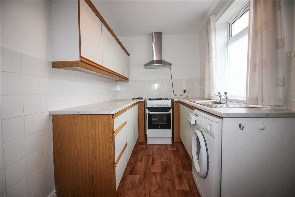 Property photo 3 of 8 Kitchen