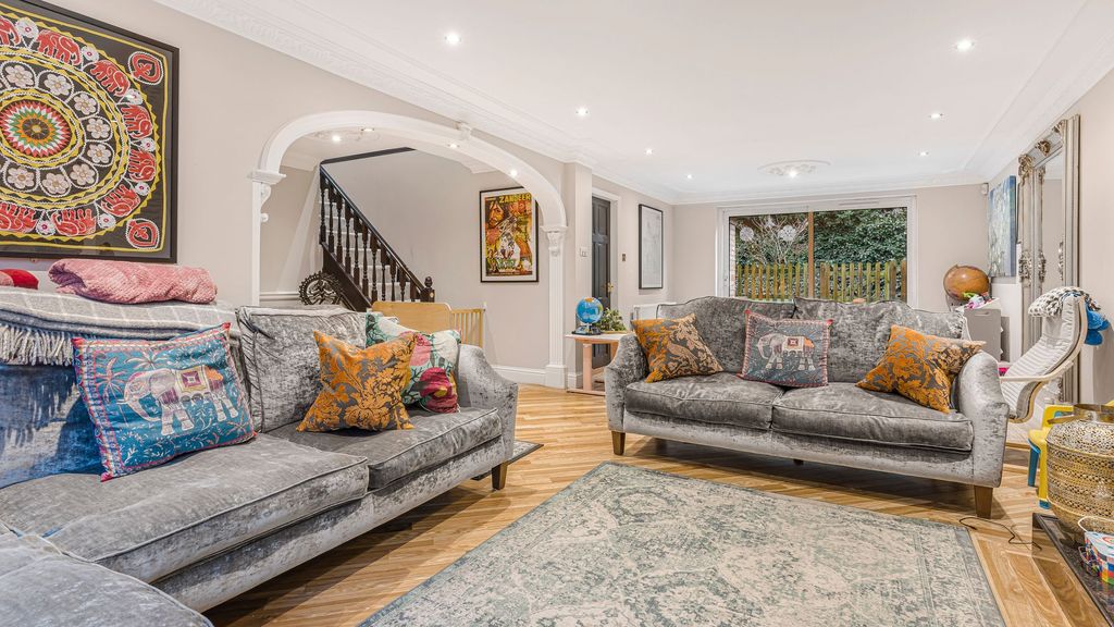 Property photo 2 of 32