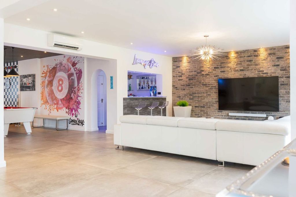 Property photo 3 of 9