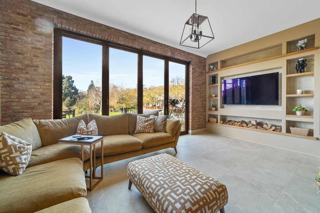 Property photo 3 of 46 Millhill-Living