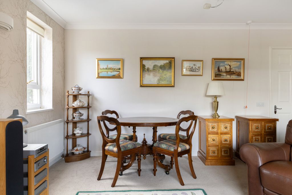 Property photo 3 of 11 Dining Area