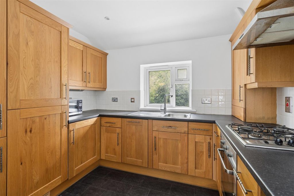 Property photo 3 of 11 Kitchen..Jpg